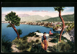 Cartolina Sorrento, Panoramansicht Der Stadt, Damen In Trachten  - Other & Unclassified