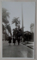 Carte Postale - Deux Femmes Et Un Homme Marchant Dans Rio De Janeiro, Brésil. - Rio De Janeiro