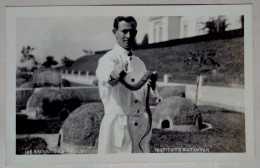 Photographie - Scientifique De L'Institut Butantan Tenant Un Serpent, São Paulo, Brésil. - Beroepen