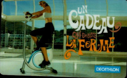 CARTE CADEAU ..DECATHLON...UN CADEAU QUI DONNE LA FORME - Tarjetas De Fidelización Y De Regalo