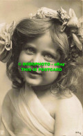 R557410 Little Girl With Flowers In Her Hair. Postcard - Monde