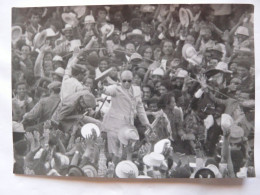 PHOTO ANCIENNE ( 12,5 X 18 Cm) - SCENE ANIMEE : Bain De Foule à L'étranger - Oorlog, Militair