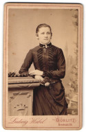 Fotografie Ludwig Habel, Görlitz, Breitestr. 16, Elegant Gekleidete Dame Mit Kreuzkette  - Anonymous Persons