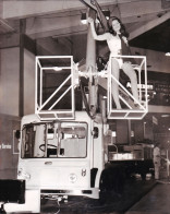 Photo De Presse - Septembre 1968 - London - Mannequin Presentant Un Elevateur A La Foire De Earls Court - Other & Unclassified