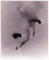 Photo De Presse -06/ 1968 - Abingdon ( England ) 50 Eme Anniversaire De La R.A.F - Parahutistes " Patrouille Des Faucons - Altri & Non Classificati