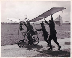 Photo De Presse -06/ 1968 -Cardington (Bedfordshire) Charles Allesbrook De La R.A.F Presente Une Bicyclette Volante - Altri & Non Classificati