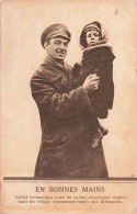 En De Bonne Mains Soldat Britannique Avec Un Enfant Abandonné Dans Un Village Repris Au Allemands Angleterre Guerre 1914 - Guerre 1914-18