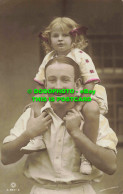 R558560 A Man With A Little Girl On His Shoulders. Rotary Photo. Horace W. Nicho - Monde