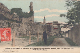 83 /  FREJUS / FORTERESSE ET PORTE DE LA CITADELLE / BUTTE SAINT ANTOINE / TRES JOLIE CARTE PAPIER GLACE / EDIT BARRERE - Frejus