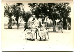 Deux Photographies Privées Afrique Noire  Chef De Village Et Son épouse République Démocratique Du Congo - Orte