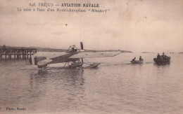 83 / FREJUS / AVIATION NAVALE / LA MISE A L EAU D UN HYDRO AEROPLANE NIEUPORT / RARE - Frejus