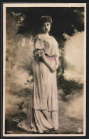 Foto-AK Atelier Reutlinger, Paris: Rolly, Hübsche Frau Mit Rüschenkleid  - Photographs