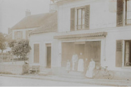 A Identifier. Cpa Photo D'une Famille Devant Leur Commerce , Possibilité D'une Boucherie. - To Identify