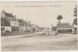 CPA - 18 - OUROUER LES BOURDELINS - La Grande Place - Magasin Chollet - Monument Aux Morts - Vers 1910 - Other & Unclassified