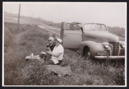 Jolie Photographie Scène De Pique Nique En Bord De Route Avec Une Belle Voiture 39 Oldsmobile,  Automobile 8 X 11,7cm - Auto's