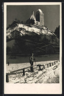 Foto-AK Schwaz, Skifahrerin Vor Dem Schloss Freundsberg  - Sonstige & Ohne Zuordnung