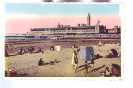 50 - CHERBOURG - LA PLAGE ET LA GARE MARITIME - ANIMÉE - COLORISÉE -  - Cherbourg