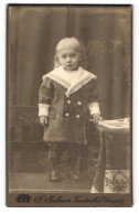 Fotografie F. Salmon, Frankenthal, Kind Mit Mantel Und Lederstiefeln  - Anonyme Personen