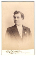 Fotografie Curt Kubica, Heilbronn, Rathhausgasse 5, Portrait Junger Mann Mit Brosche  - Anonyme Personen