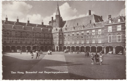 Den Haag: OLDTIMER AUTO'S / CARS & BICYCLES / FIETSEN - Binnenhof Met Regeringsgebouwen - (Holland) - Voitures De Tourisme