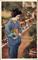 CPA Japan, Mädchen In Japanischer Tracht Gießt Einen Bonsai-Baum, Gießkanne - Trachten