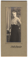 Fotografie Atelier Spalke, Regensburg, V. D. Tannstr. 7, Junge Dame Im Schwarzen Rock Mit Heller Bluse  - Anonymous Persons