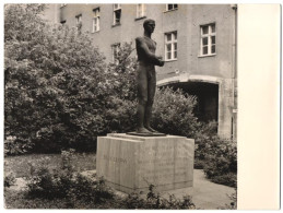 Fotografie Ansicht Berlin-Tiergarten, Statue Von Richard Scheibe Im Bendlerblock, Gedenkstätte Deutscher Widerstand 1  - Oorlog, Militair