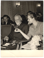 Fotografie Komponist Zoltan Kodaly Erhält Ein Souvenir In Berlin 1964  - Famous People