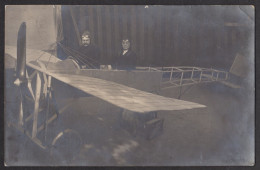 Jolie Photocarte Surréaliste, Duo Posant Dans La Réplique D'un Avion Blériot, 1912, Surréalisme 13,9 X 9 Cm - Aviation