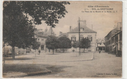 117 DEPT 35 : édit. T Guérin N° 5115 : Dol De Bretagne La Place De La Mairie Et La Poste - Dol De Bretagne