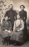 Militaria - Carte Photo - Soldat Du 117ème Régiment - Famille - Regimientos