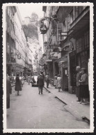 Jolie Photographie Animée Dans Une Rue De Salzburg Salzbourg Getreidegasse Années 60, 7,2 X 10,2 Cm - Orte