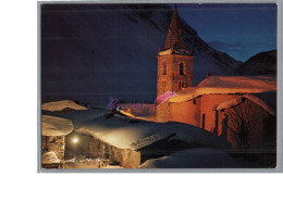 LA VIE EN MONTAGNE - Photo Bertrand Grange Une Eglise Sous La Neige Illuminée De Nuit - Autres & Non Classés