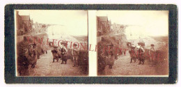 AULT - ONIVAL (80). Photographie Stéréoscopique Sur Carton Fort. Pêcheuses De Moules. 1890-1900 - Ault