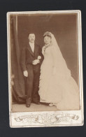 Paris  Photo D'un Couple :   Photogtaphe : LOUIS (PPP47309) - Personnes Anonymes