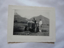 PHOTO ANCIENNE (8 X 10,5 Cm) : Scène Animée (fauchage Du Blé) - Tracteur 1930 - Lieux