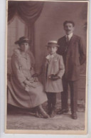 Carte Photo  Belgique Malines Mechelen Un Couple De Bourgeois Avec Enfant Photo F Bernabé Mechelen Réf 30021 - Persone Identificate