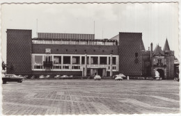 Arnhem: DODGE '51, CITROËN 2CV, OPEL REKORD P2 COUPÉ, RENAULT DAUPHINE - Huis Der Provincie - (Holland) - Passenger Cars