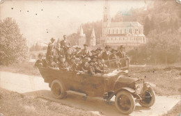 CARTE PHOTO - Familles - Voiture - Maisons Derrière - Route - Carte Postale Ancienne - Photographie