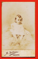 09825 / ⭐ Photo CDV 49-ANGERS 1890s ◉ Bébé Fillette Assise Fourrure ◉ Photographie H. THILLIER 22 Boulevard De SAUMUR - Anonieme Personen