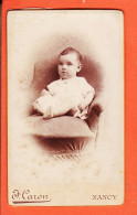 09820 / ⭐ Photo CDV 1890s NANCY 54-Meurthe Moselle ◉ Bébé Assis Fauteuil  ◉ Photographie F. CARON 32 Cours LEOPOLD - Anonieme Personen