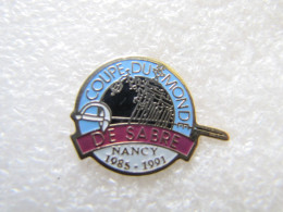 PIN'S    SPORT  ESCRIME    COUPE DU MONDE DE SABRE  NANCY 1985  1991 - Esgrima