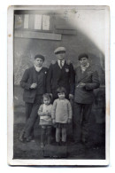 Carte Photo De Trois Jeune Garcon élégant Avec Deux Petite Fille Devant Leurs Maison Vers 1930 - Persone Anonimi