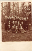 Carte Photo D'une Classe De Jeune Garcon élégant Avec Leurs Professeur Posant Dans Un Bois Vers 1920 - Persone Anonimi