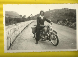 Photo Personnage Sur Moto 1953 La Grande Corniche  11 X 7 Cm - Motos