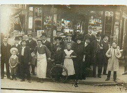 PHOTO DE GROUPE DEVANT LES COMMERCES COIFFEUR ET POSTICHES COIFFURES PARFUME - Altri & Non Classificati