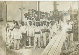 CARTE PHOTO - GROUPE,  ÉQUIPES DE  MAÇONS SUR UN CHANTIER DE CONSTRUCTION DE MAISONS  - - To Identify