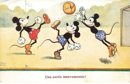 WALT DISNEY #FG56521 MICKEY UNE PARTIE DE FOOTBALL MOUVEMENTEE - Disneyland
