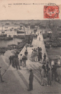 56 QUIBERON   MARINS AU REPOS SUR LA JETEE...avec Nombreux Sardiniers Dans Le Port     TB PLAN  1909        RARE - Quiberon