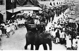 CEYLON SRI LANKA #22493 PROCESSION MILITAIRE A DOS ELEPHANTS CARTE PHOTO - Sri Lanka (Ceylon)